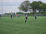 Laatste training S.K.N.W.K. JO10-1 (partijtje tegen de ouders) van woensdag 22 mei 2024 (96/133)